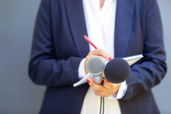 Kvinnlig Reporter Vid Nyhetskonferens Eller Medieevenemang Anteckningar Mikrofon — Stockfoto