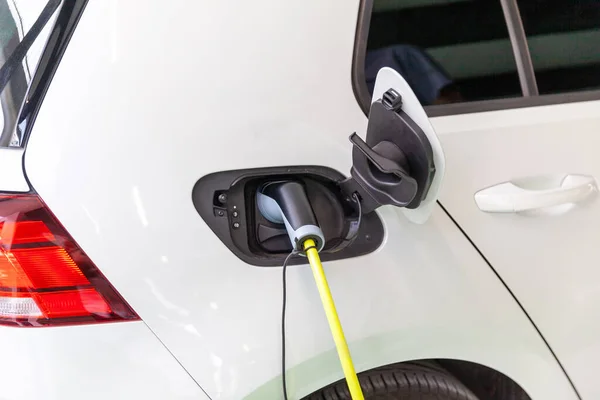 Elektrikli Bir Araba Pil Şarj — Stok fotoğraf