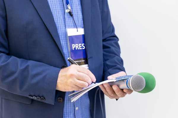 Journalistiek Concept Journalist Met Perskaart Nieuwsconferentie Media Evenement Met Microfoon — Stockfoto