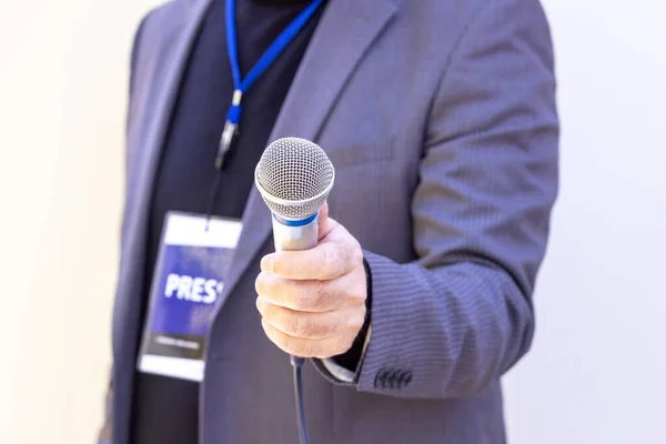 Dziennikarz Lub Reporter Prowadzący Wywiad Mikrofonem Mediach — Zdjęcie stockowe