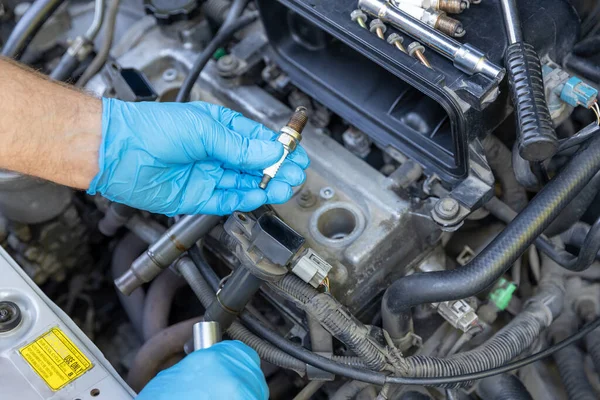 Austausch Der Zündkerzen Auto Reparatur Von Fahrzeugen — Stockfoto