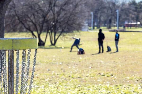 Pessoas Jogando Disco Voador Golfe Esporte Jogo Parque Natureza Temporada — Fotografia de Stock