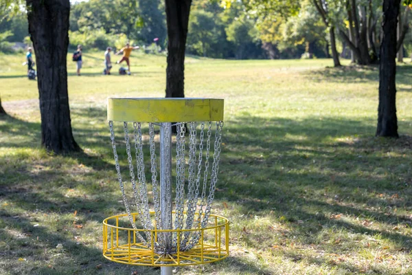 自然界で空飛ぶ円盤ゴルフスポーツゲームをしている人 — ストック写真