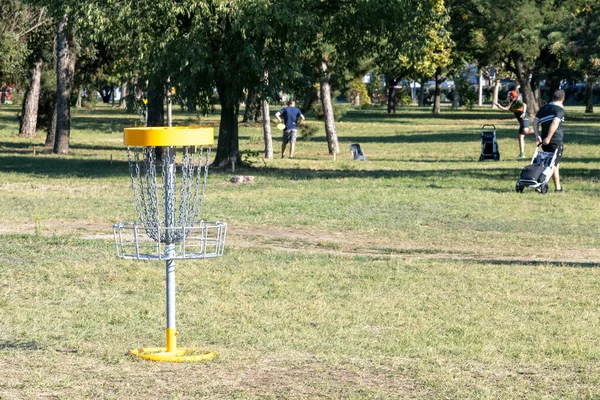 自然界で空飛ぶ円盤ゴルフスポーツゲームをしている人 — ストック写真