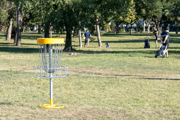 Menschen Spielen Fliegendes Discgolf Spiel Der Natur — Stockfoto