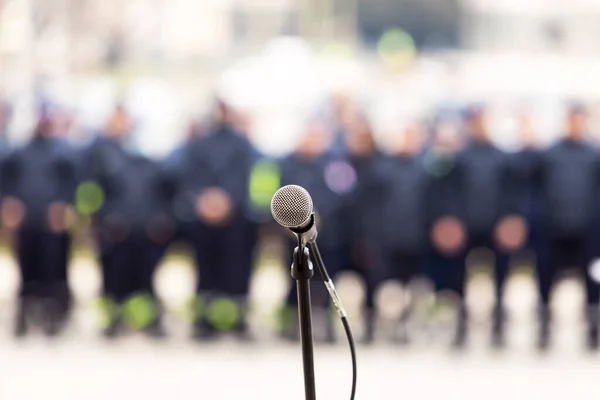 Focus Sur Microphone Foule Floue Gens Arrière Plan — Photo