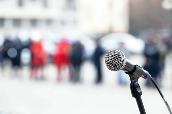 Mikrofon Fokus Tåkete Personer Bakgrunnen – stockfoto