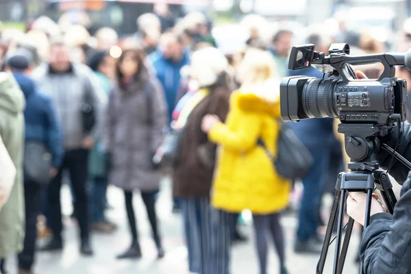 Filmar Multidão Pessoas Com Uma Câmera Vídeo — Fotografia de Stock