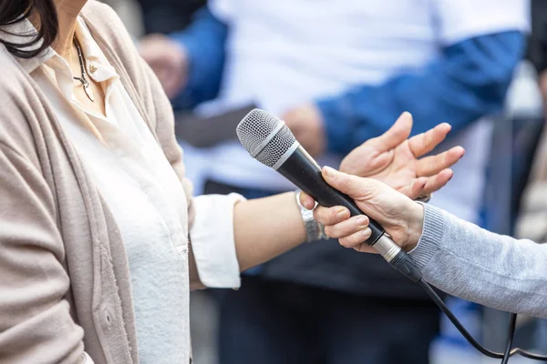 Journaliste Tient Microphone Pour Interviewer Une Femme Politique Une Femme — Photo