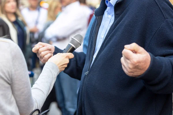 Journalist Gibt Medien Oder Vox Pop Interview Mit Unkenntlich Gemachter — Stockfoto