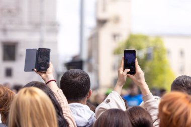 Mobil gazeteci akıllı telefonlu protesto, gösteri, medya etkinliğini fotoğraflıyor veya filme alıyor