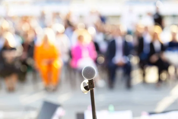 Publicidad Evento Mediático Micrófono Foco Contra Personas Borrosas Fondo — Foto de Stock