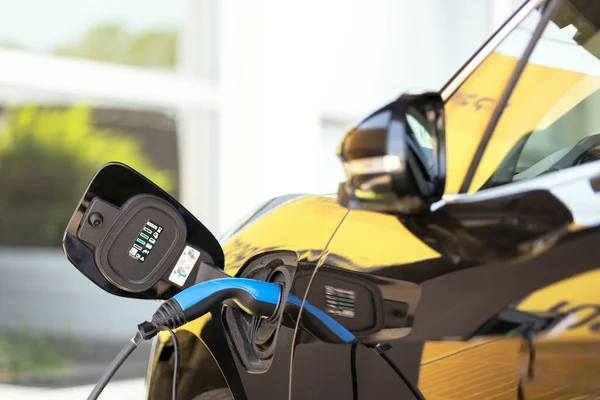 Charging Battery Electric Car — Stock Photo, Image