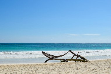 Sahildeki hamakta bir kadın. Tropikal bölgelerde rahatlama yeri. Egzotik yaz manzarası. Asya 'da turist deniz tatili.
