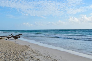 Sahilde güzel bir gün batımı. Tropik bir kaçamak için cennet. Meditasyon, rahatlama, doğa, zevk.