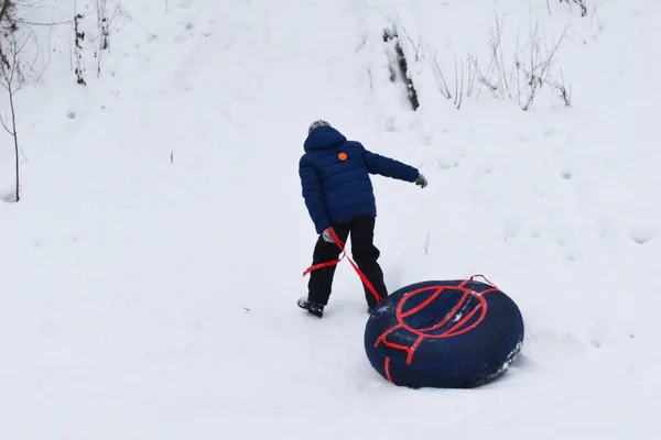 Αγόρι Τους Λόφους Χειμώνα Διασκεδαστικά Χειμερινά Παιχνίδια Αστείο Μωρό Πάνω — Φωτογραφία Αρχείου