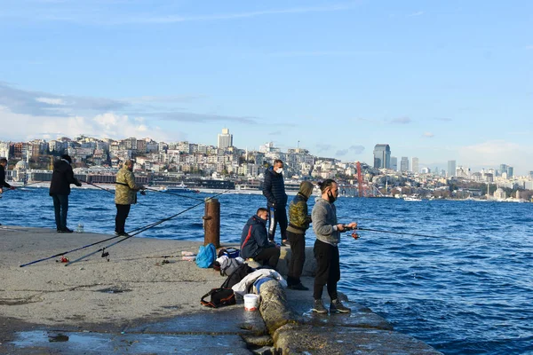 イスタンブールだ トルコだ イスタンブール市内の通り トルコの普通の都市生活 海峡の岸で漁をする人たちです 残りの町の人たちは — ストック写真