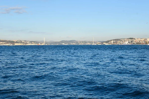 İstanbul. Hindi. Bosporus ve Dardanelles. uzak deniz kıyısında. denizcilik rotası