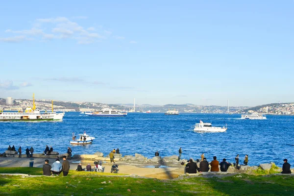 イスタンブールだ トルコだ 海峡の岸で漁をする人たちです 残りの町の人たちは — ストック写真