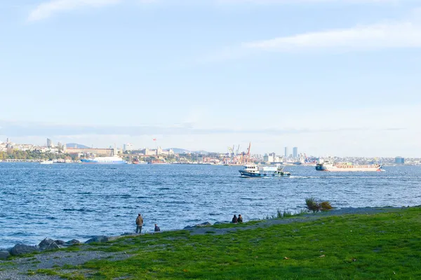 イスタンブールだ トルコだ イスタンブール市内の通り トルコの普通の都市生活 海峡の岸で漁をする人たちです 残りの町の人たちは — ストック写真