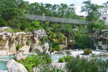 Sahilde güzel bir gün batımı. Tropik bir kaçamak için cennet. Meditasyon, rahatlama, doğa, zevk.