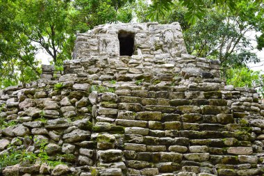 Meksika 'daki Maya piramidinin antik kalıntıları. Park skalası Cancun. Azteklerin antik medeniyetlerinin mimari mirası. taş tapınak piramidi
