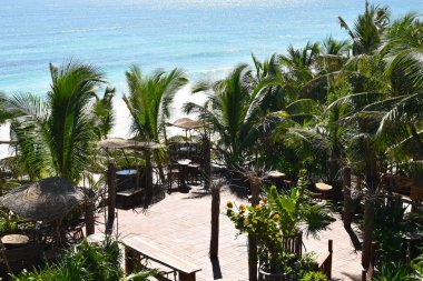 Bir köprüsü ve yüzme havuzu olan resimsel bir manzara. Tropik bölgelerde pahalı bir otel. Yazın deniz kenarında bir otelde dinlenmek..