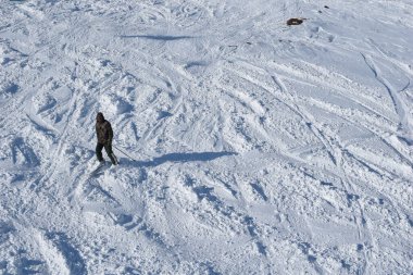 Kayak pistli Elbrus Dağı. Kafkasya karlı dağları. Alp kayağı temiz havada. Kar üzerinde kayakçılar. Karlı dağ manzarası.