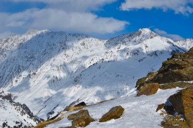 Kayak pistli Elbrus Dağı. Kafkasya karlı dağları. Alp kayağı temiz havada. Kar üzerinde kayakçılar. Karlı dağ manzarası.