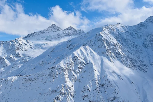 Góra Elbrus Stokami Narciarskimi Kaukaz Zaśnieżone Góry Narciarstwo Alpejskie Świeżym — Zdjęcie stockowe