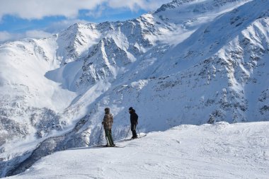Kayak pistli Elbrus Dağı. Kafkasya karlı dağları. Alp kayağı temiz havada. Kar üzerinde kayakçılar. Karlı dağ manzarası.