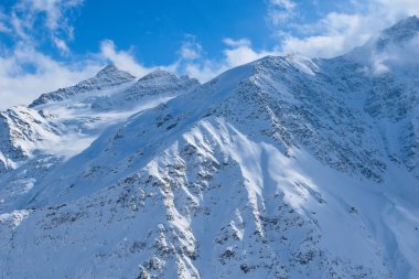 Kayak pistli Elbrus Dağı. Kafkasya karlı dağları. Alp kayağı temiz havada. Kar üzerinde kayakçılar. Karlı dağ manzarası.