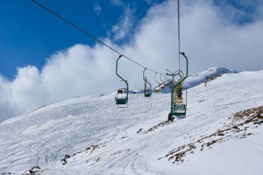 Kayak pistli Elbrus Dağı. Kafkasya karlı dağları. Alp kayağı temiz havada. Kar üzerinde kayakçılar. Karlı dağ manzarası.