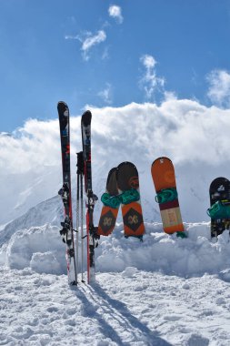 Kayak pistli Elbrus Dağı. Kafkasya karlı dağları. Alp kayağı temiz havada. Kar üzerinde kayakçılar. Karlı dağ manzarası.