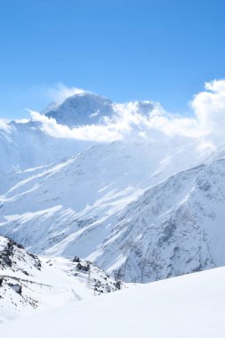 Kayak pistli Elbrus Dağı. Kafkasya karlı dağları. Alp kayağı temiz havada. Kar üzerinde kayakçılar. Karlı dağ manzarası.