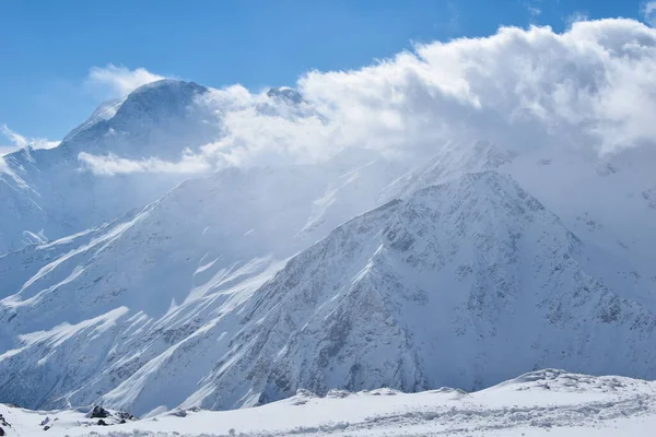 Góra Elbrus Stokami Narciarskimi Kaukaz Zaśnieżone Góry Narciarstwo Alpejskie Świeżym — Zdjęcie stockowe