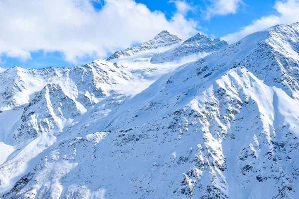 Góra Elbrus Stokami Narciarskimi Kaukaz Zaśnieżone Góry Narciarstwo Alpejskie Świeżym — Zdjęcie stockowe