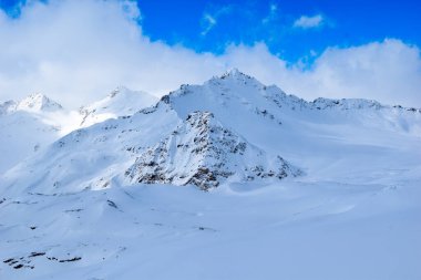 Kayak pistli Elbrus Dağı. Kafkasya karlı dağları. Alp kayağı temiz havada. Kar üzerinde kayakçılar. Karlı dağ manzarası.