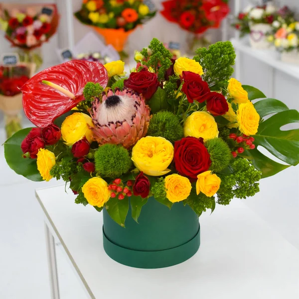 Σύνθεση Λουλούδια Στο Τραπέζι Διακοσμητική Διακόσμηση Λουλουδιών Ανθοπωλείο Όμορφο Φρέσκο — Φωτογραφία Αρχείου