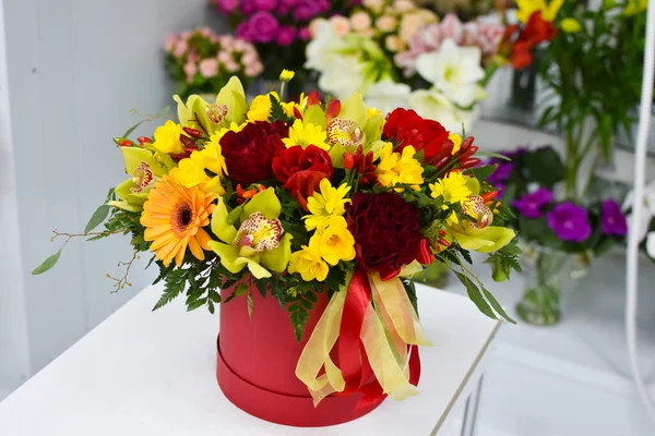 Ανθοσυνθέσεις Στο Τραπέζι Φρέσκα Λουλούδια Ένα Κουτί Ένα Δώρο Μια — Φωτογραφία Αρχείου