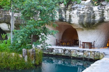 Tüneldeki mavi nehir. Parktaki güzel mimari beton köprü