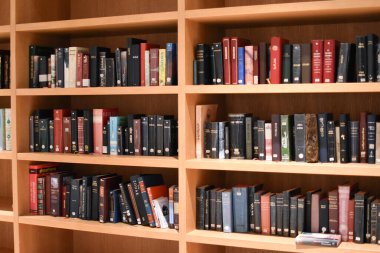 Rafta bir sürü kitap var. Kütüphanede dini edebiyat. Dolaptaki eski kitaplar.