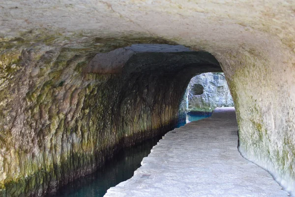 Niebieska Czysta Rzeka Tunelu Piękny Architektoniczny Betonowy Most Parku — Zdjęcie stockowe