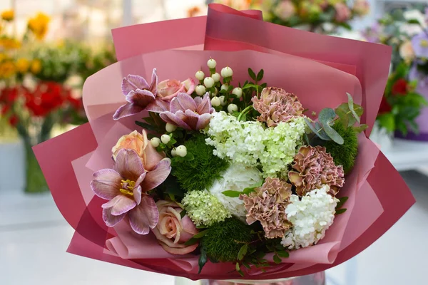 Çiçek Aranjmanı Masada Dekoratif Çiçek Süslemesi Çiçekçi Rengarenk Çiçeklerden Oluşan — Stok fotoğraf