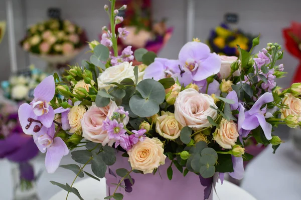Σύνθεση Λουλούδια Στο Τραπέζι Διακοσμητική Διακόσμηση Λουλουδιών Ανθοπωλείο Όμορφο Φρέσκο — Φωτογραφία Αρχείου