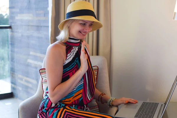 Mulher Bonita Chapéu Olha Computador Portátil Chamada Vídeo Line Casa — Fotografia de Stock