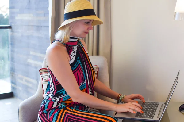 Όμορφη Γυναίκα Καπέλο Ψάχνει Ένα Φορητό Υπολογιστή Online Βιντεοκλήση Από — Φωτογραφία Αρχείου