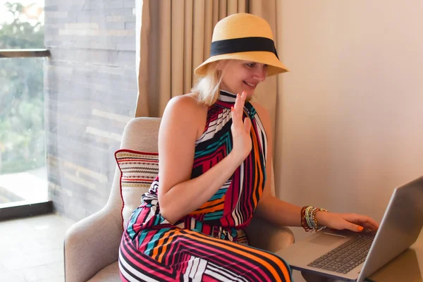 Όμορφη Γυναίκα Καπέλο Ψάχνει Ένα Φορητό Υπολογιστή Online Βιντεοκλήση Από — Φωτογραφία Αρχείου