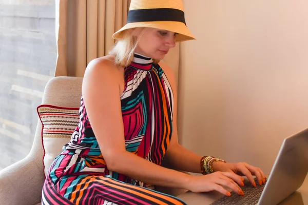 Piękna Kobieta Kapeluszu Zagląda Laptopa Połączenie Wideo Online Domu Zdalna — Zdjęcie stockowe