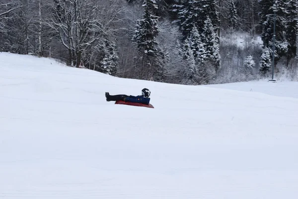 Bambini Felici Cavalcare Giù Scivolo Neve Tubo Giochi Invernali Attivi — Foto Stock